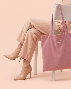 Totebag an einer Stuhllehne