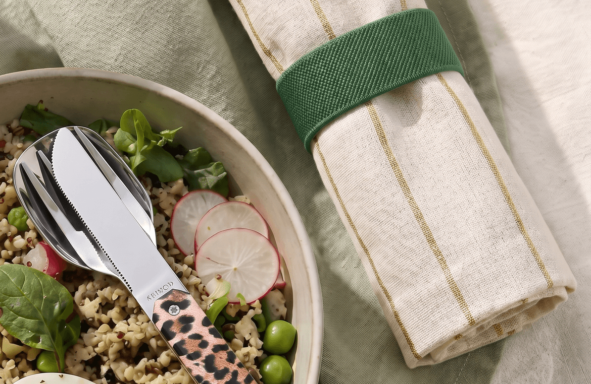 Couverts Akinod et wrap sur une table champêtre