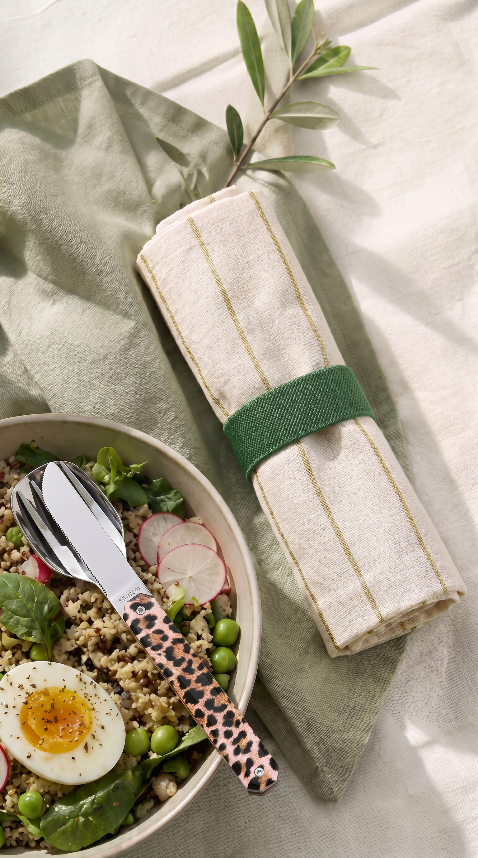 Couverts Akinod sur une table champêtre